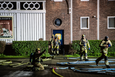 911068 Afbeelding van enkele brandweerlieden tijdens het blussen van de brand in het bedrijvenverzamelgebouw CAB-Rondom ...